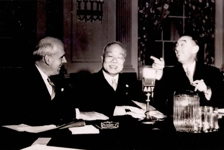 民國32年王雲五先生訪英期間，與副首相Clement Attlee、上議院議長John Simon交談